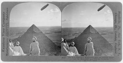 Graf Zeppelin above the pyramids of Giza, c.1930 (stereograph) 作者 不明