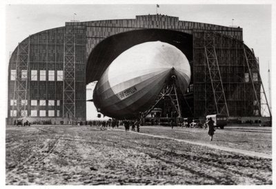 齐柏林飞艇（Graf Zeppelin）固定在移动锚杆上，美国新泽西州莱克赫斯特，1930年，1933年 作者 不明