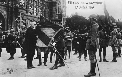 1919年7月14日在法国巴黎举行的盛大胜利大游行 作者 不明