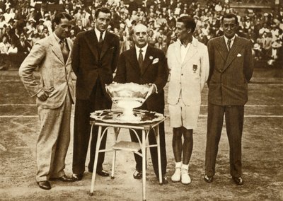 1935年，英国赢得1933年7月30日在巴黎举行的戴维斯杯网球锦标赛。 作者 不明