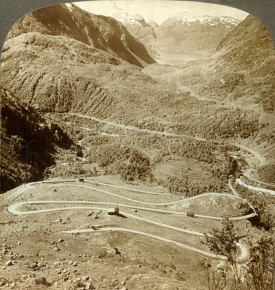 从Dyreskard Pass往西降落到Roldal Lake，挪威的大曲折路，c1905。 作者 不明