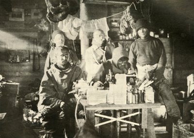 夏天的小屋中的小组：乔伊斯在缝纫机上，1908年，1909年。 作者 不明
