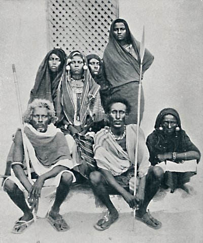 1912年，来自厄立特里亚阿萨布湾意大利港口的达纳基尔男人和女人小组 作者 不明