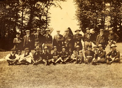 一群穿着制服的男子在Tipi前面，白金汉郡，1913年。 作者 不明