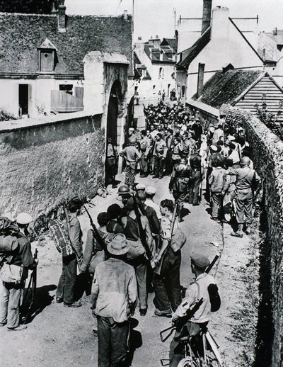 Groups of French Resistance fighters wait for the distribution of weapons in a house, July 1944 (b/w photo) 作者 不明