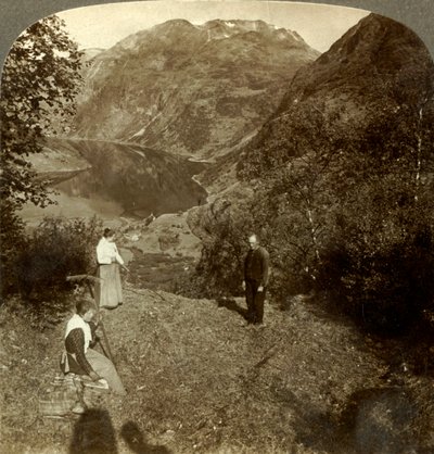 在挪威Marok村和镜象清晰的盖朗厄尔峡湾（Geirangerfjord）上方的高山架子上晒草，约建于1905年 作者 不明