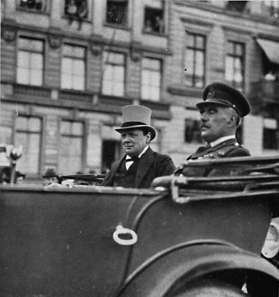 1945年，他去了科隆，前往英国占领军总部，大约在1919年 作者 不明