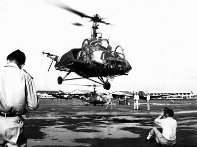 直升机降落在越南西贡的新山一空军基地，1953年 作者 不明