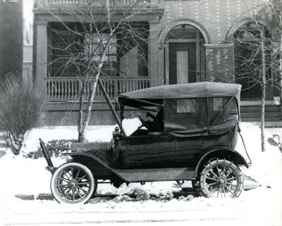 赫尔曼-冯-施伦克开着一辆1916年的福特汽车，在他位于圣路易斯市麦克弗森4139号的房子前。 作者 不明