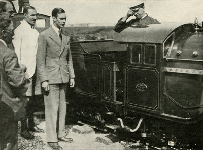 国王je下在肯特郡新罗姆尼检查微型铁路，1926年，1937年。 作者 不明