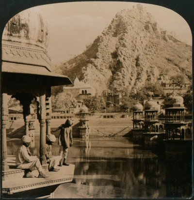 阿尔瓦的圣战坦克，周围环绕着宫殿和神社，一处风景秀丽的印度，1907年 作者 不明