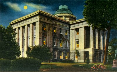 1942年，北卡罗来纳州罗利，北卡罗莱纳州议会大厦的照明夜景。 作者 不明