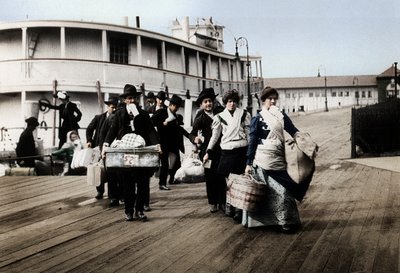 移民到美国，于1900年在纽约埃利斯岛着陆 作者 不明