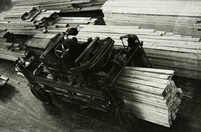 1950年代在俄罗斯的一家木工工厂 作者 不明