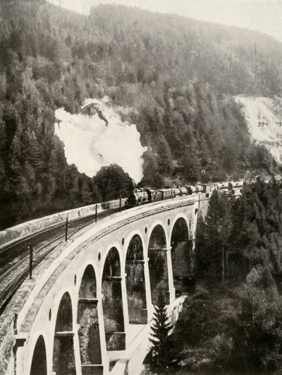 在奥地利塞默灵谷。穿越弯曲的Gamperl高架桥的优质火车，1935-36年。 作者 不明