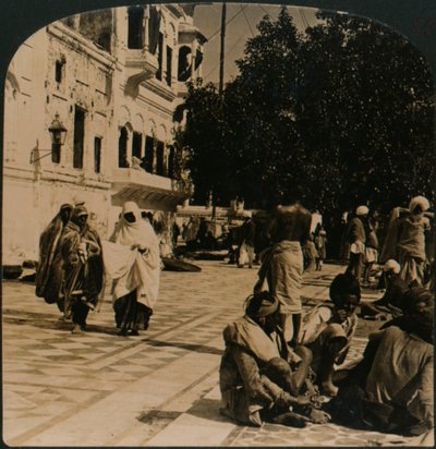在金庙的院子里。印度阿姆利则，1907年 作者 不明