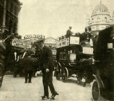 1910年，在大厦大厦交通繁忙中。 作者 不明