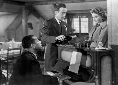 英格丽·Berg曼（Ingrid Bergman），汉弗莱·鲍嘉（Humphrey Bogart）和路易斯·阿姆斯特朗（Louis Armstrong），1942年在卡萨布兰卡 作者 不明
