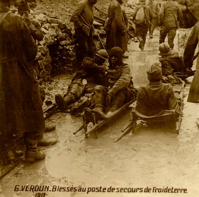 1917年，法国北部凡尔登市的Froideterre，在急救站受伤的士兵 作者 不明