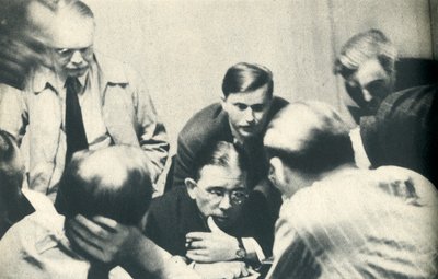 在德国拘留所内。美国人听伦敦。，1942年。 作者 不明