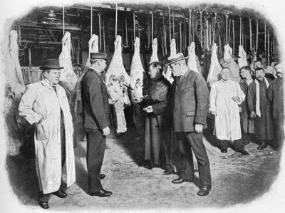 1903年在伦敦市史密斯菲尔德市场（Smithfield Market）检查肉 作者 不明