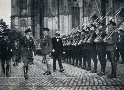 1919年，1945年，在科隆大教堂脚下检查部队 作者 不明