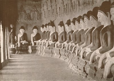 1900年实皆市佛教寺院内部。 作者 不明