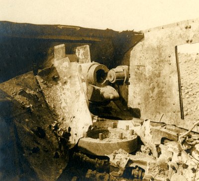 C1914-C1918已撕开的储罐内部 作者 不明