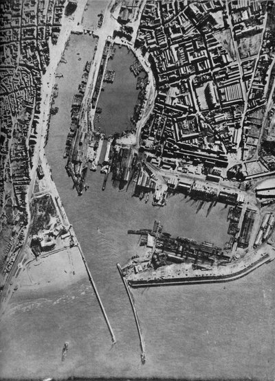 1940年至1943年，入侵驳船在法国布洛涅港举行。 作者 不明