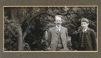 J J Thomson 和他的儿子 George，c 1909 作者 不明