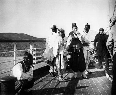 日本官员在船上，韩国，1900年 作者 不明