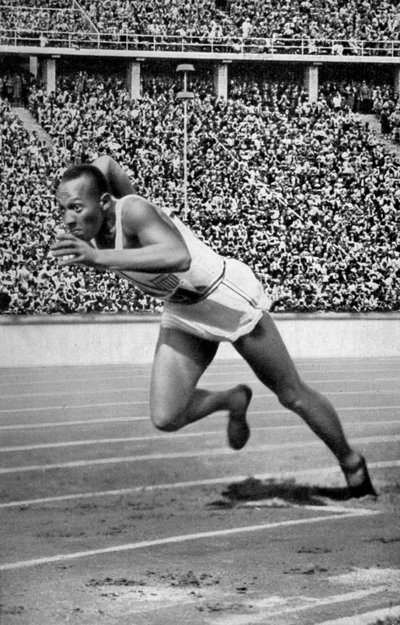 杰西·欧文斯（Jesse Owens）在1936年柏林奥运会的200米起点 作者 不明
