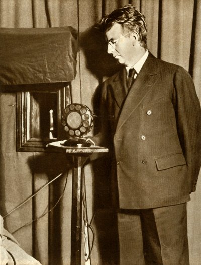 1930年7月14日，约翰·洛吉·贝尔德（John Logie Baird）观看了电视播出的第一部戏。 作者 不明