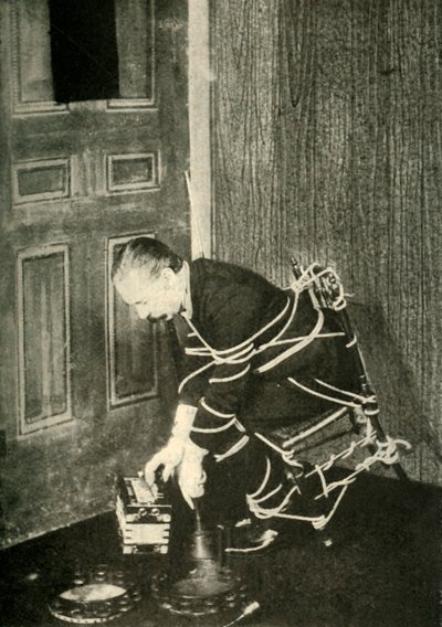 约翰·内维尔·马斯克莱恩（John Nevil Maskelyne）表演了精神内阁错觉，c1910。 作者 不明