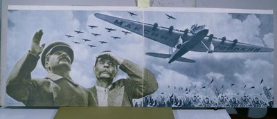 约瑟夫-斯大林（1879-1953）和马克西姆-高尔基（1868-1936）在观察一架印有作家名字的飞机，《正在建造的L.U.R.R.S》插图，1935年1月（彩色照片）。 作者 不明
