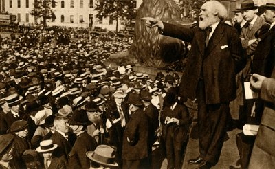 1943年8月2日，基尔·哈迪（Keir Hardie）在伦敦特拉法加广场（Trafalgar Square）演讲，1934年8月2日。 作者 不明