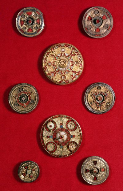 Kentish 圆形宝石胸针，盎格鲁-撒克逊，约 600-650 年（金、贝壳、石榴石和彩色玻璃） 作者 不明