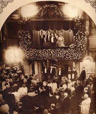 1920年代或1930年代，乔治五世国王和玛丽皇后参加皇家指挥综艺表演 作者 不明