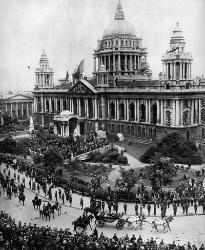 乔治五世国王驾车于1921年在贝尔法斯特开设第一个阿尔斯特议会，1935年 作者 不明
