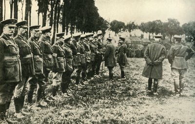 乔治五世国王（King George V）在1915年第一次世界大战（c1920）的前线访问盟军。 作者 不明