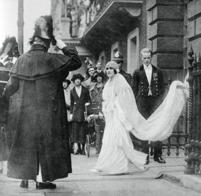 1937年4月26日，伊丽莎白·鲍伊斯·里昂夫人在威斯敏斯特大教堂结婚的路上 作者 不明