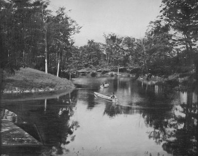 密尔沃基的士兵之家小湖，约1897年。 作者 不明