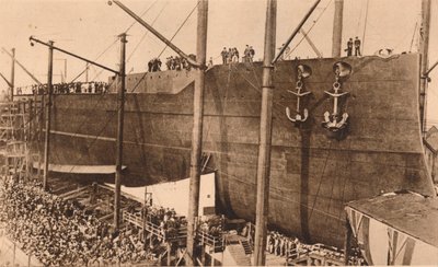 1913年10月16日，英国皇家海军“伊丽莎白女王”号战舰下水。 作者 不明
