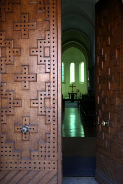 Le Plantay, Ain, France - Notre-Dame des Dombes abbey. Main door of the church. 作者 不明