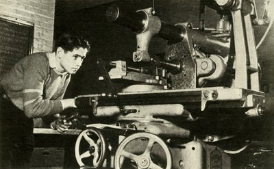 学习他的贸易，c1948年。 作者 不明