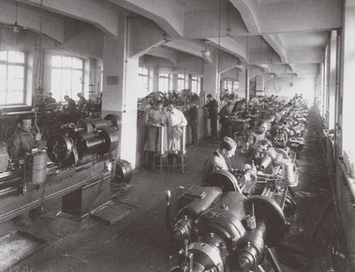 1916年在彼得斯堡光学机械协会的工厂进行镜片加工 作者 不明