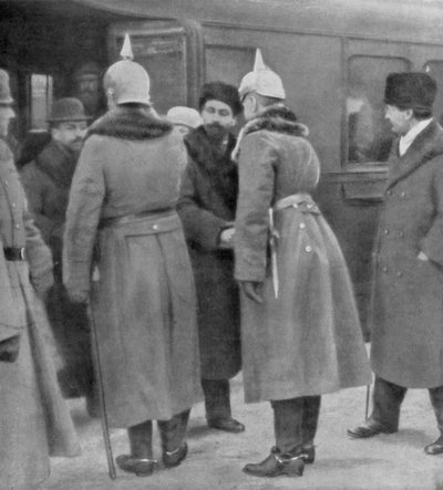 列昂·托洛茨基（Leon Trotsky）于1918年1月7日抵达布列斯特（Brest-Litovsk）与德国人进行和平谈判 作者 不明