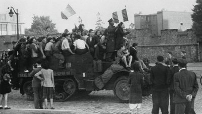 解放巴黎，1944年8月 作者 不明