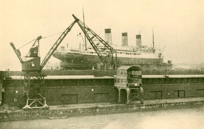 Lifitng在南安普敦的浮船坞中雄伟的56,551吨，摄于1930年。 作者 不明