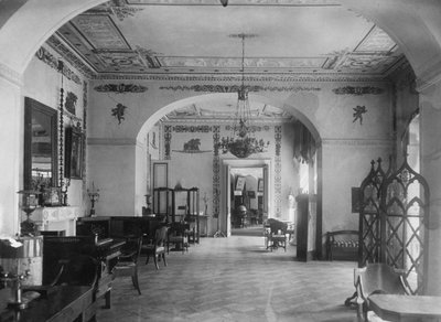 1920年代初，Maryino庄园住宅中的客厅 作者 不明